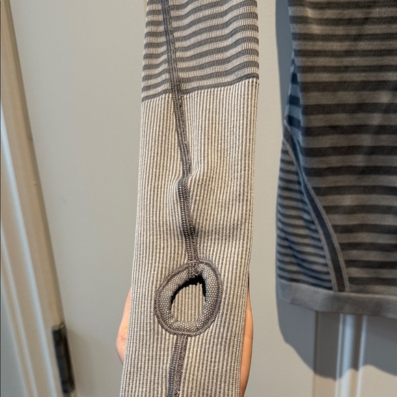 Lululemon Size 4 - Excellent Condition - Gray Striped Long Sleeve Top - Picture 6 of 7